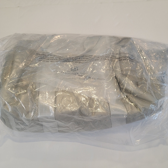 WILDFOX Silver Duffle Bag ,Carry On Luggage , Gym Bag NWT! - Picture 6 of 11